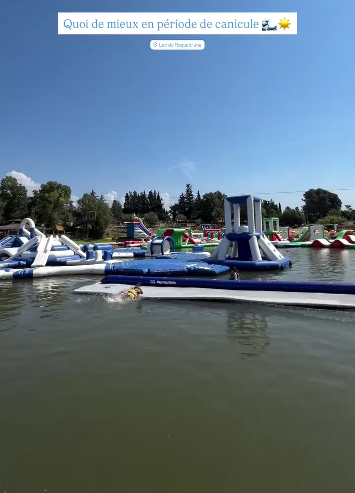 Parc aquatique gonflable géant sur le lac de l'Arena, avec toboggans et structures flottantes